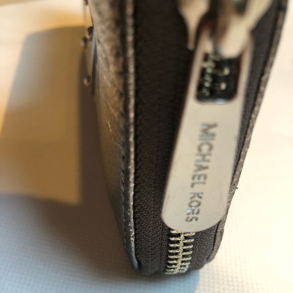 Michael Kors Silver Wallet - Picture 4 of 10